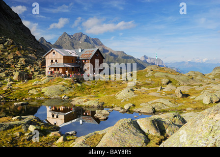 Hütte, Bremer Huette und Reflexionen im kleinen See, Habicht im Hintergrund, Stubaier Alpen Palette, Stubai, Tirol, Österreich Stockfoto