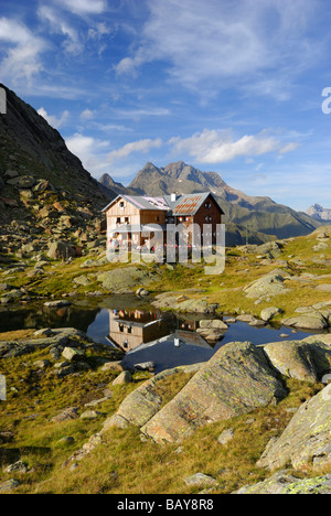 Hütte, Bremer Huette und Reflexionen im kleinen See, Habicht im Hintergrund, Stubaier Alpen Palette, Stubai, Tirol, Österreich Stockfoto