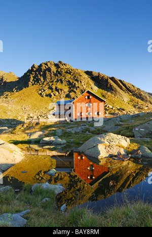 Bremer Huette und Reflexionen im kleinen See, Stubaier Alpen Palette, Stubai, Tirol, Österreich Stockfoto