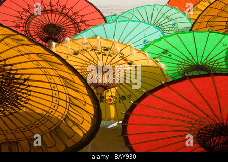 Bunte Schirme hergestellt aus Papier und Bambus in Mandalay, Birma, Myanmar Stockfoto