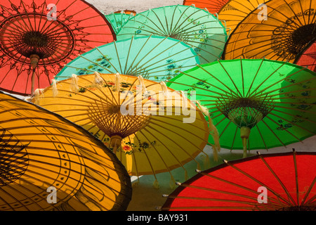Bunte Schirme hergestellt aus Papier und Bambus in Mandalay, Birma, Myanmar Stockfoto