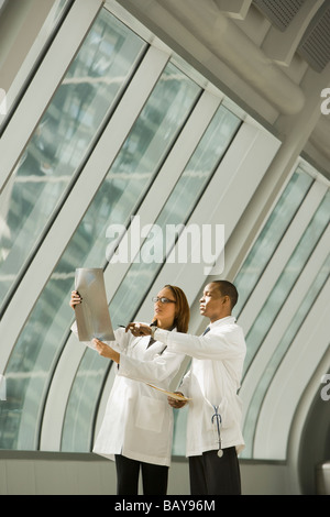 Afrikanische Ärzte überprüfen von Röntgenstrahlen durch Fenster Stockfoto