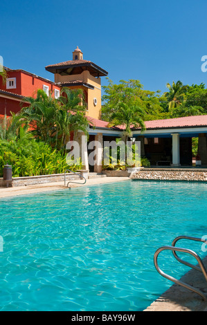 Der Poolbereich im Tamarindo Diria Hotel and Golf Resort Guanacaste Costa Rica Mittelamerika Stockfoto
