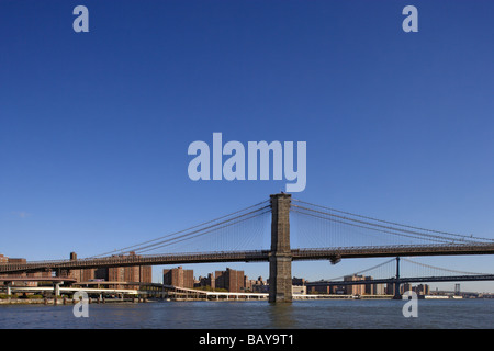Brooklyn und Manhattan Bridge über den East River, Manhattan, New York, USA Stockfoto