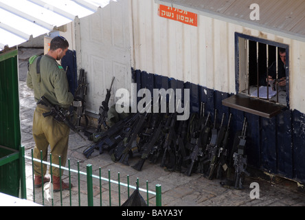 Ein Vorrat an Waffen legt einen israelischen Militärposten neben dem Grab der Patriarchen in Hebron im Westjordanland. Stockfoto