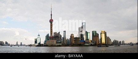 Blick auf Pudong New Area über den Huangpu-Fluss vom Bund, Shanghai, China. Stockfoto