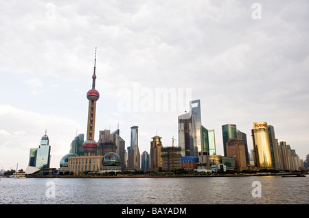 Blick auf Pudong New Area über den Huangpu-Fluss vom Bund, Shanghai, China. Stockfoto