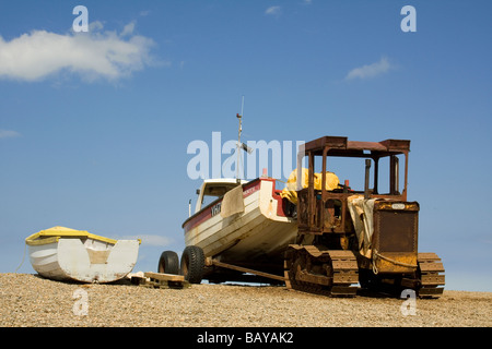 Angelboot/Fischerboot und Traktor North Norfolk Küste Strand gestartet Stockfoto