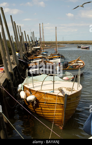 Traditionelle Arbeitsboote aus Holz Kai bei Blakeney, North Norfolk Küste Stockfoto