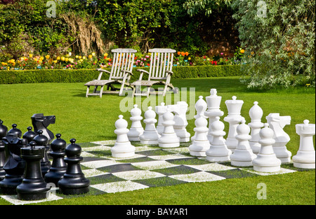Riesiges Schachspiel auf dem Rasen im Abbey House Gärten Malmesbury Wiltshire England UK Stockfoto