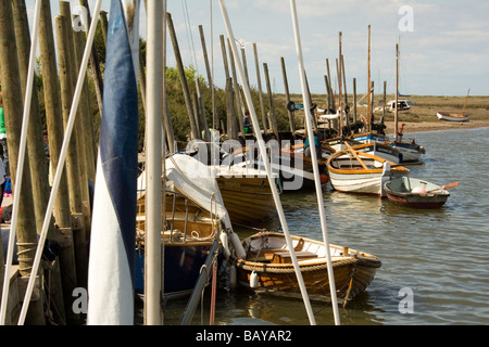 traditionelle Boote vertäut hölzerne Kai, Blakeney, North Norfolk, England Stockfoto