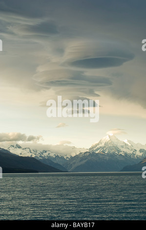 Dramatische Wolken über Mt. Cook und Lake Pukaki Südinsel Neuseeland Stockfoto