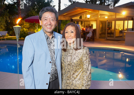 Asian paar genießen Poolparty Stockfoto