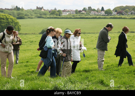 Eine gemischte Gruppe von Erwachsenen und Elerly Menschen auf einem Natur-Tagesausflug Stockfoto