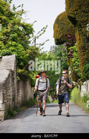 Wanderer auf der Cotswold Weise National Trail in Painswick, Gloucestershire, UK Stockfoto