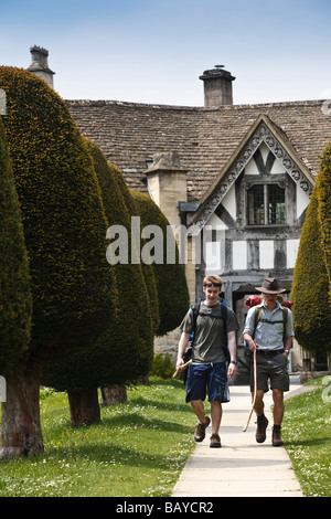 Wanderer auf der Cotswold Weise National Trail in Painswick, Gloucestershire, UK Stockfoto