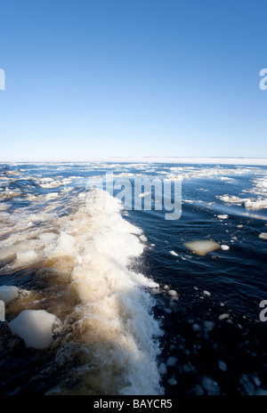 Breaking Meereseis auf Schiffs Gefolge, der Bottnische Meerbusen, Finnland Stockfoto