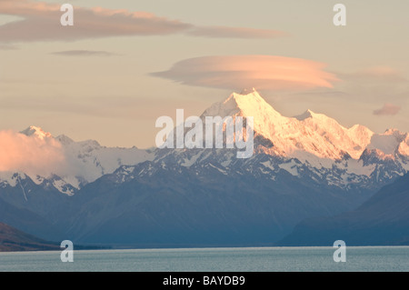 Dramatische Wolken über Mt. Cook und Lake Pukaki Südinsel Neuseeland Stockfoto