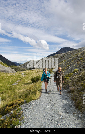 Paar auf Hooker Valley Trail Mt Cook Aoraki National Park Südinsel Neuseeland Stockfoto