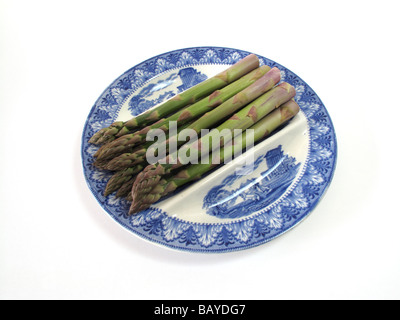 Spargel in Engish blaue und weiße Schale Stockfoto