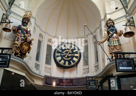 Uhr im Royal Arcade aus Bourke Street Mall Melbourne Victoria Australien Stockfoto