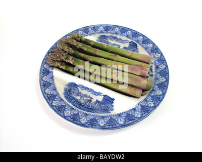 Spargel in Engish blaue und weiße Schale Stockfoto