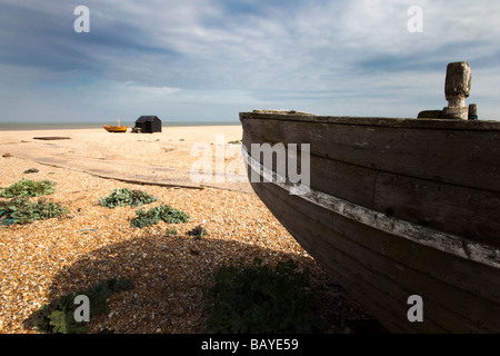 Traditionelle hölzerne Klinker gebaut Angelboote/Fischerboote und ein Wetterschenkel Hütte auf einem Kiesstrand am südlichen, Kanalküste Englands Stockfoto