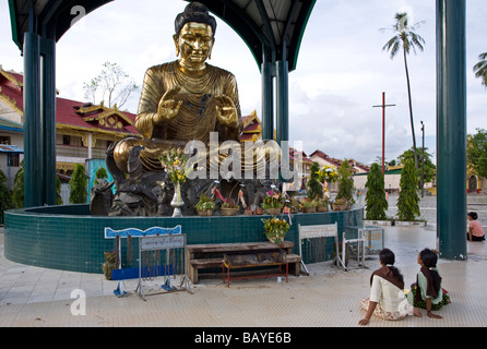 Birmanischen Frauen Verehrung großer Sitzender Buddha. Botataung Paya. Yangon. Myanmar Stockfoto