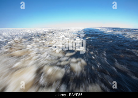 Seeis auf der Schiffskasse an der Ostsee, am Bottnischen Meerbusen, auf der Insel Hailuoto im Hintergrund, in Finnland Stockfoto