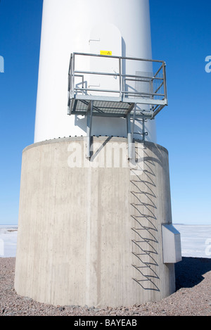 Metallische Plattform, Leitern und Wartung Eingangstür an Windturbine Pylon Betonfundament, Finnland Stockfoto