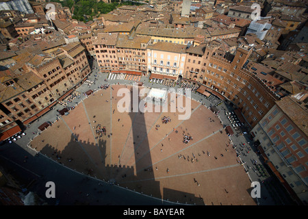 Blick auf die Piazza del Campo von Torre del Mangia, Siena, Italien Stockfoto