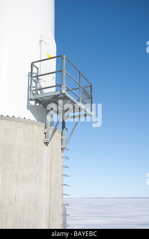 Metallische Plattform und Tür an Windkraftwerk Pylon Foundation, Finnland Stockfoto