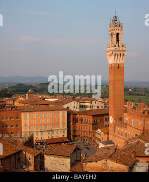 Blick auf Torre del Mangia und die Stadt Siena, Italien Stockfoto