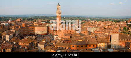 Blick auf die Stadt und den Torre del Mangia, Siena, Italien Stockfoto