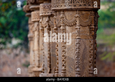 Hindu Spalten am Qutb Minar in Delhi Indien Stockfoto