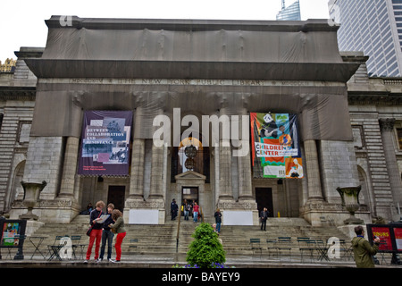Vor dem Eingang des New York City Public Library Mai 2009 Stockfoto