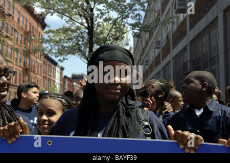 Schüler aus Schulen im Stadtteil Harlem in New York teilnehmen in der ersten Harlem-Schulen-Pride-Parade Stockfoto