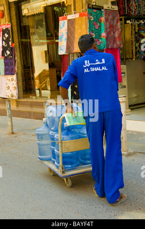 Mitarbeiter Bereitstellung von Mineralwasser Dubai Stockfoto