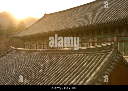 Sonnenuntergang hinter Ziegeldächern an Haein-Tempel in Hapcheon, Süd-Gyeongsang Provinz, Republik Südkorea. Stockfoto