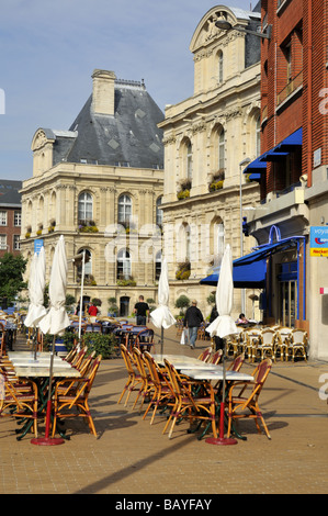 Leere Tische und Stühle Amiens Frankreich Stockfoto