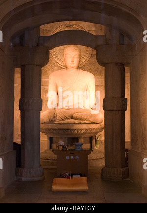 Ein Granit Buddha sitzt im Heiligtum der Seokguram auf Toham Berg, Gyeongju, Nord-Gyeongsang Provinz, Republik Korea Stockfoto