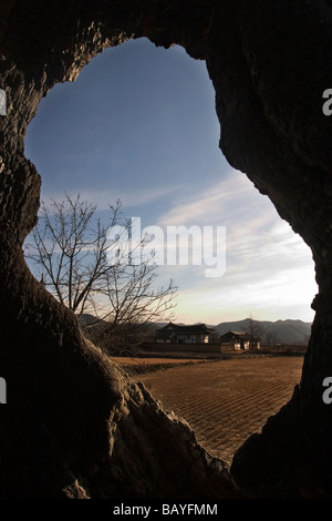 Ein Blick aus dem Inneren eine Schlotternächte Baum in das traditionelle Dorf Hahoe, Andong, Nord-Gyeongsang Provinz, Republik Korea Stockfoto