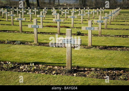 Gräber der unbekannten Soldaten aus dem ersten Weltkrieg in französische Sektion der Thiepval Friedhof überquert. Stockfoto