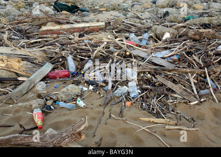 Abfall und Drift Kunstholz angespült am öffentlichen Strand am South Tyneside Stockfoto