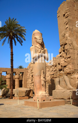 Statue von Ramses II und seiner Tochter in Karnak Tempel des Gottes Amon, Luxor, Ägypten Stockfoto