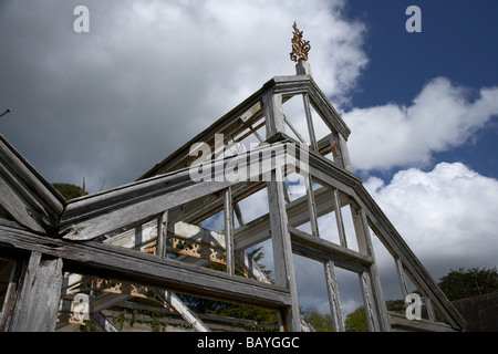 alte hölzerne Struktur des verlassenen zerstörten viktorianischen Gewächshaus Stockfoto