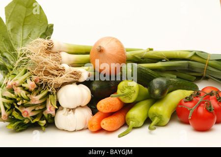 Verschiedenen Roh und frisch Gemüse Tomaten, grüne Paprika, Gurken, Spinat etc. isoliert (Ausschnitt) auf weißem Hintergrund. Hautnah. Stockfoto