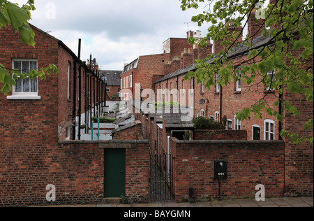 Nahaufnahme von Reihen von alten roten Ziegelterrassen, die von hinten nach hinten angeordnet sind, in Chester, Cheshire, England, Großbritannien Stockfoto