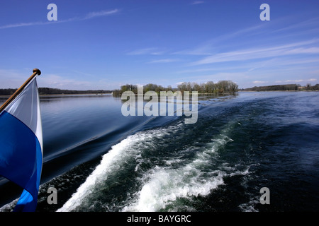 Krautinsel Ganzjahresproduktion Insel bayerische Flagge und Propeller Turbulenzen aus einem Boot Chiemsee Chiemgau Bayern Deutschland, Europa Stockfoto