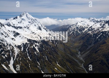 Malerische Antenne Vögel Auge Ansicht vom Hubschrauber des südlichen Neuseeländischen Alpen und schneebedeckten Mt. Cook steigen über den Wolken Mt Cook National Park Stockfoto